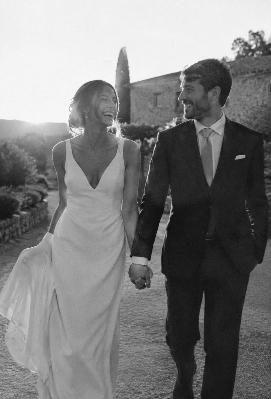 Novios paseando de la mano al atardecer
